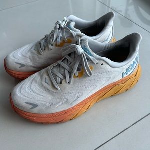 HOKA ONE ONE Arahi 6 Sneakers
